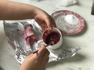 Coloring the starch glue